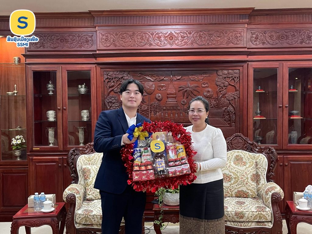  ໃນຕອນເຊົ້າຂອງວັນທີ 26/03/2026 ທ່ານ ສັນຕິ ອູ່ສິດທິເດດ ພ້ອມດ້ວຍຄະນະຜູ້ບໍລິຫານ ສກຈຮ ສິນຊັບເມືອງເໜືອ ໄດ້ເຂົ້າອວຍພອນ ແລະ ຢ້ຽມຢາມ ທ່ານ ນາງ ບຸນຄຳ ວໍລະຈິດ ເລຂາທິການສູນກາງພັກ ຜູ້ວ່າການທະນາຄານແຫ່ງ ສປປ ລາວ ເພື່ອຮັບເອົາຄຳໂອວາດ ແລະ ທິດຊີ້ນຳ, ແຜນການ ໃນການພັດທະນາສະຖາບັນ ໃຫ້ມີຄວາມເຂັ້ມແຂງ, ໂປ່ງໃສ ທີ່ທະນາຄານແຫ່ງ ສປປ ລາວ ໄດ້ວາງອອກ.