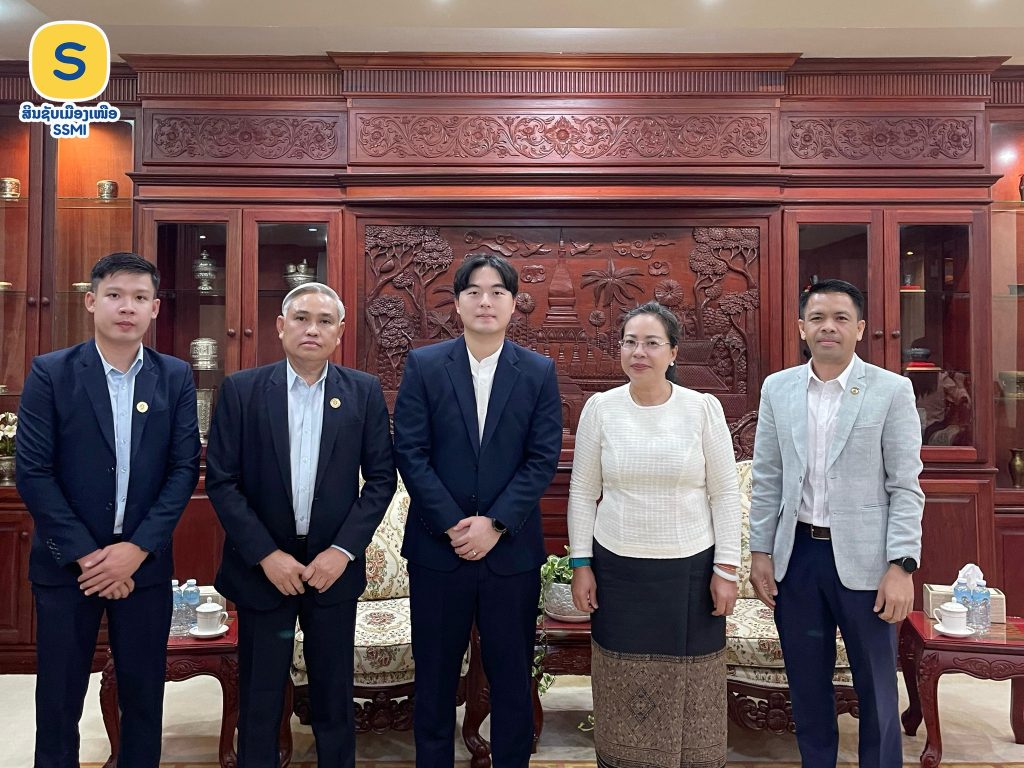  ໃນຕອນເຊົ້າຂອງວັນທີ 26/03/2026 ທ່ານ ສັນຕິ ອູ່ສິດທິເດດ ພ້ອມດ້ວຍຄະນະຜູ້ບໍລິຫານ ສກຈຮ ສິນຊັບເມືອງເໜືອ ໄດ້ເຂົ້າອວຍພອນ ແລະ ຢ້ຽມຢາມ ທ່ານ ນາງ ບຸນຄຳ ວໍລະຈິດ ເລຂາທິການສູນກາງພັກ ຜູ້ວ່າການທະນາຄານແຫ່ງ ສປປ ລາວ ເພື່ອຮັບເອົາຄຳໂອວາດ ແລະ ທິດຊີ້ນຳ, ແຜນການ ໃນການພັດທະນາສະຖາບັນ ໃຫ້ມີຄວາມເຂັ້ມແຂງ, ໂປ່ງໃສ ທີ່ທະນາຄານແຫ່ງ ສປປ ລາວ ໄດ້ວາງອອກ